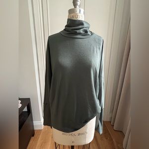 Lululemon lab loose olive green waffle texture turtleneck l. Size medium
